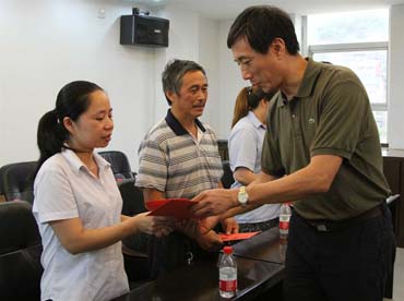 省總工會(huì)黨組書記、副主席陳震一行到順昌虹潤精密儀器有限公司慰問困難職工