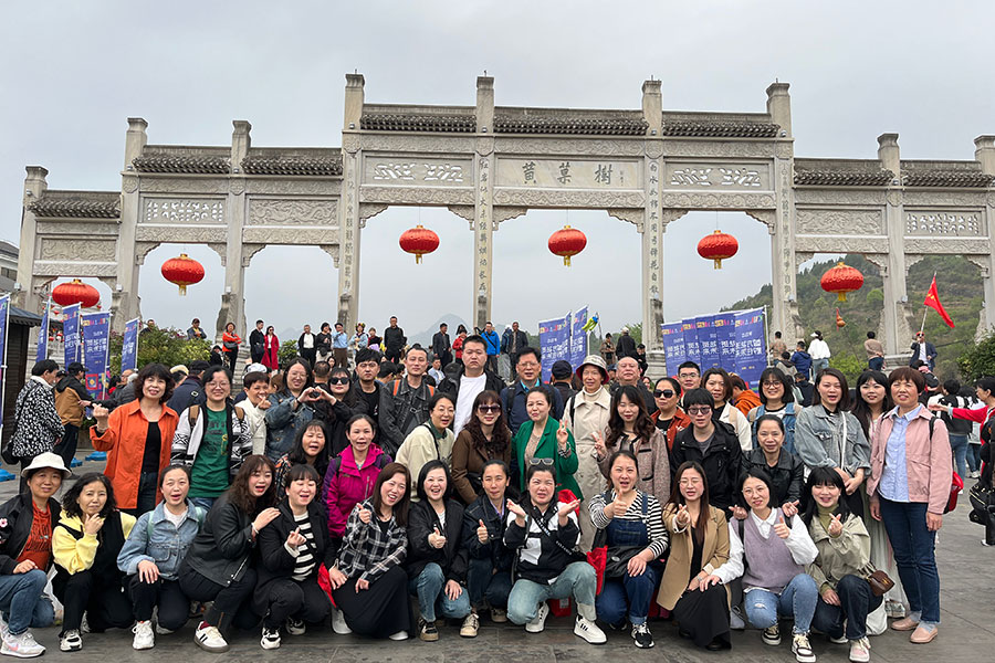 虹潤員工暢游多彩貴州